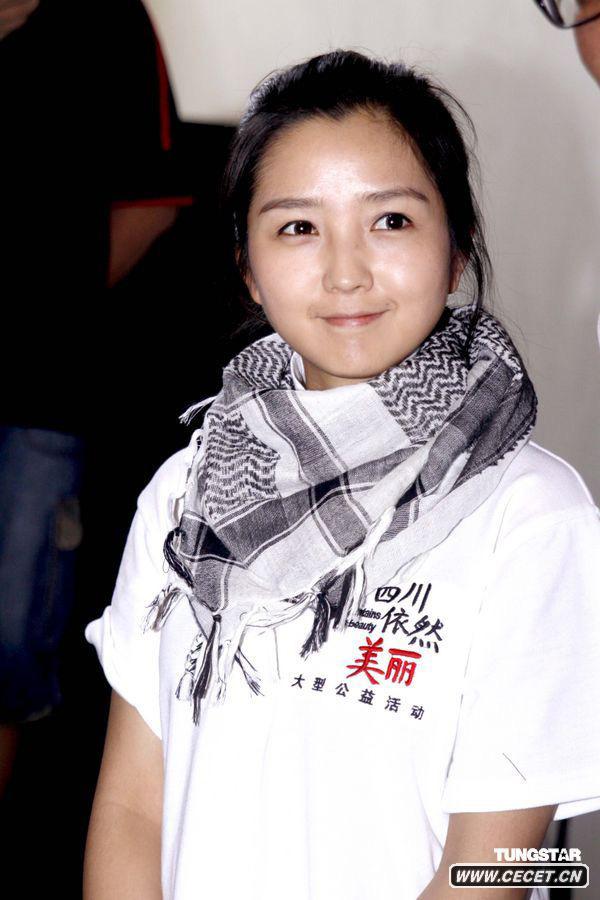 何潔素顏錄制公益歌曲