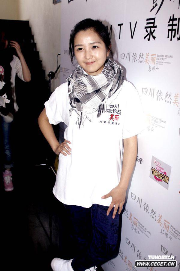 何潔素顏錄制公益歌曲