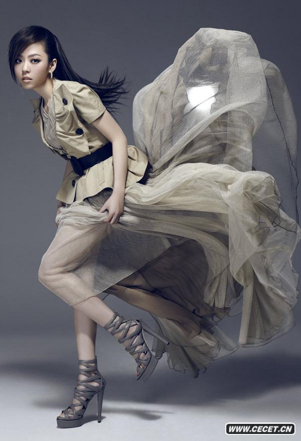 張靚穎拍大片時(shí)尚蛻變