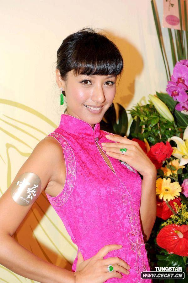 蔣怡粉色旗袍顯古典美