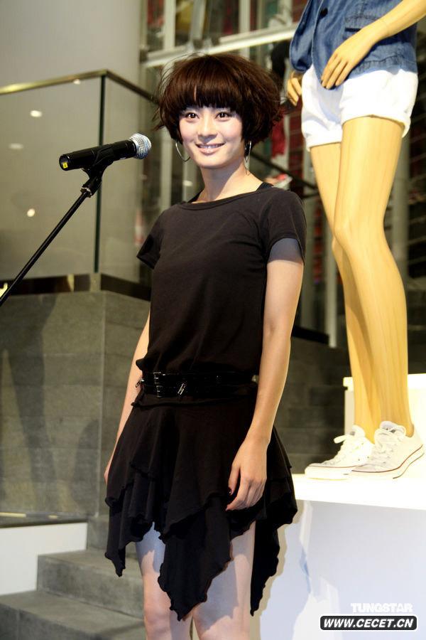 孫儷黑色裙裝俏皮可愛(ài)