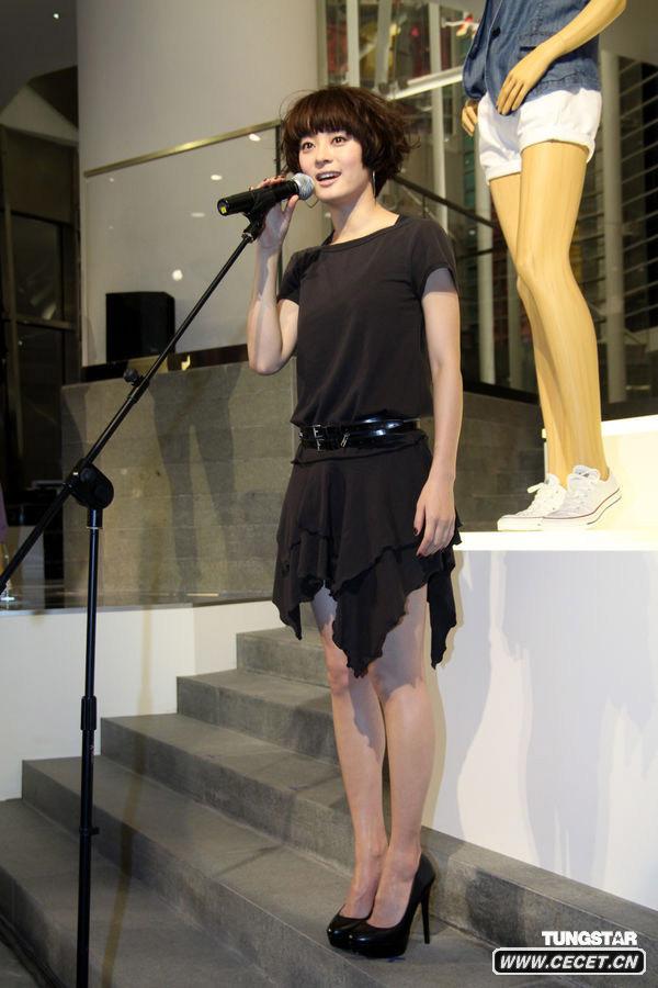 孫儷黑色裙裝俏皮可愛(ài)