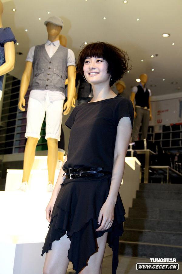 孫儷黑色裙裝俏皮可愛(ài)