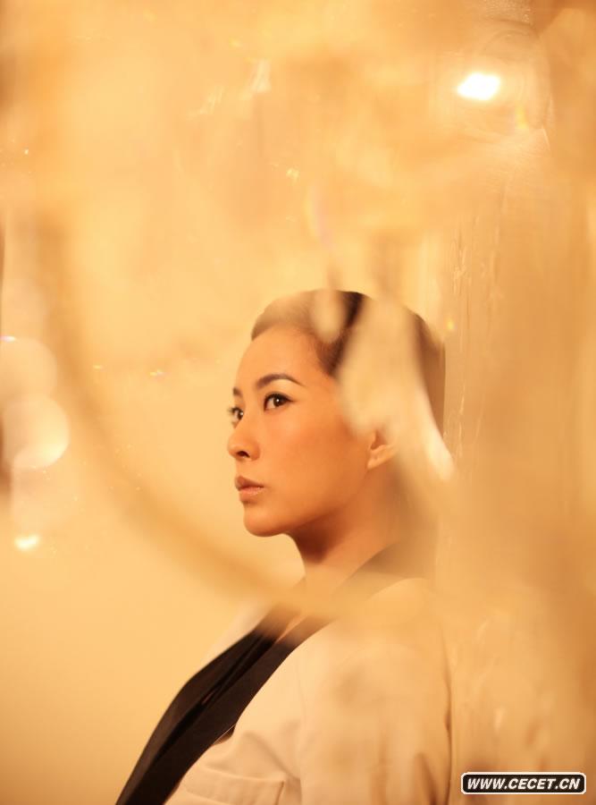 蘇巖寫(xiě)真綻放野性魅力