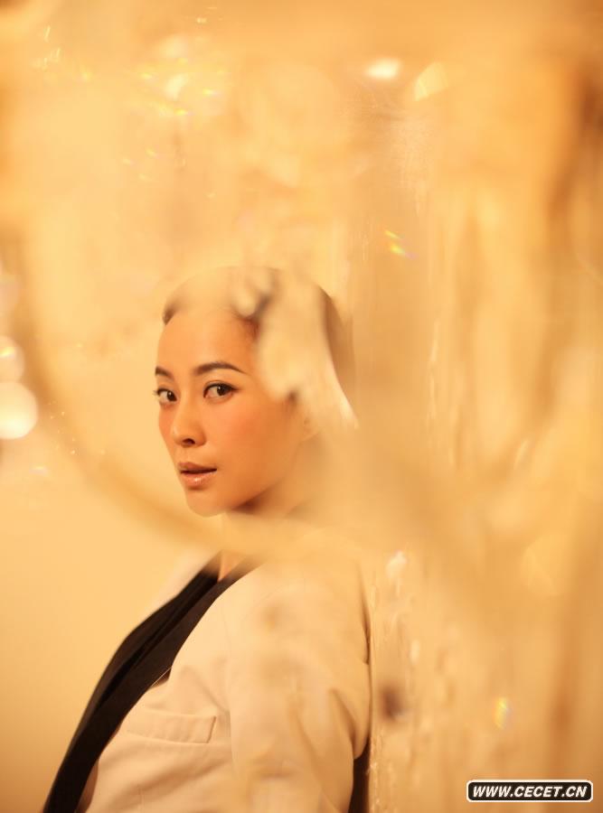 蘇巖寫(xiě)真綻放野性魅力