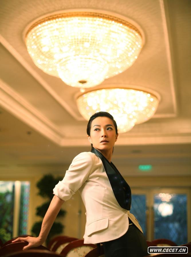 蘇巖寫(xiě)真綻放野性魅力