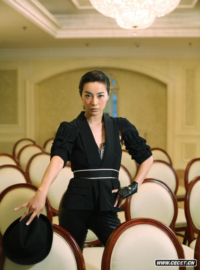 蘇巖寫(xiě)真綻放野性魅力