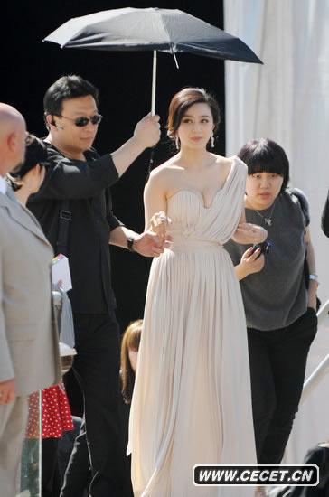 范冰冰肉粉色禮服展露身材