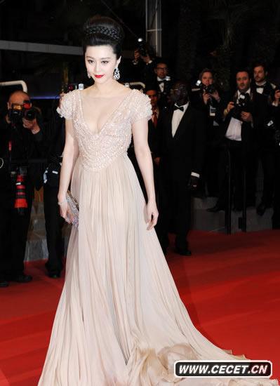 范冰冰肉粉色禮服展露身材