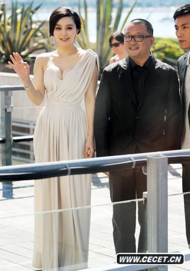 范冰冰肉粉色禮服展露身材