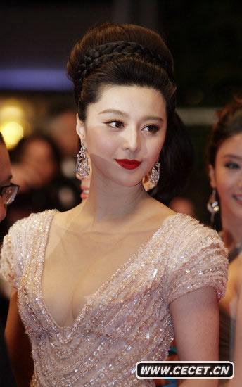 范冰冰肉粉色禮服展露身材