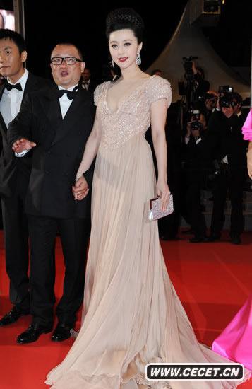 范冰冰肉粉色禮服展露身材