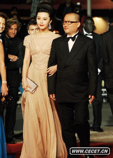 范冰冰肉粉色禮服展露身材