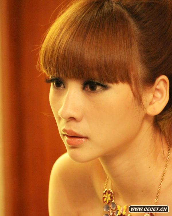 柳巖性感黑裙酥胸美腿