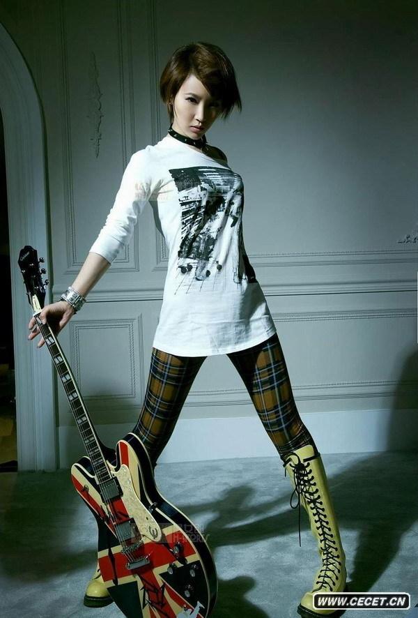 謝楠寫(xiě)真綻放野性魅力