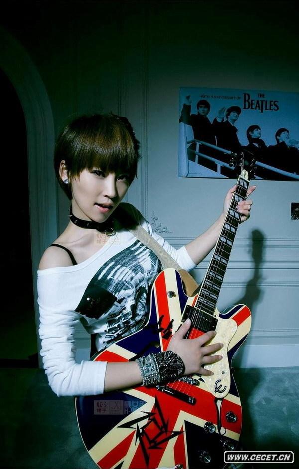 謝楠寫(xiě)真綻放野性魅力