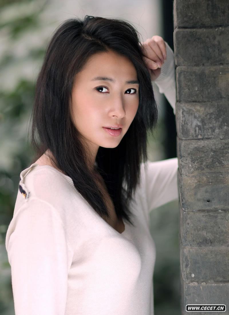 呂夏白衣寫(xiě)真憂(yōu)郁動(dòng)情