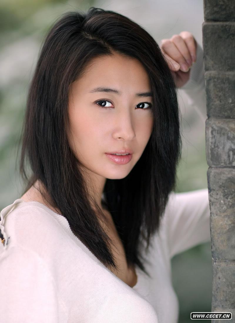 呂夏白衣寫(xiě)真憂(yōu)郁動(dòng)情