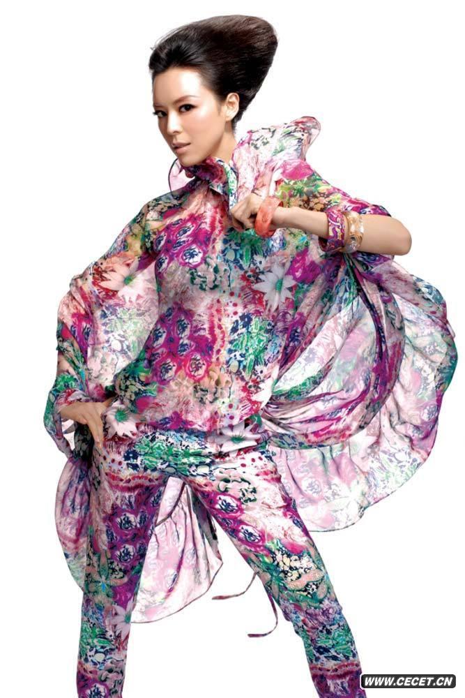 張靜初赴港拍時(shí)尚大片