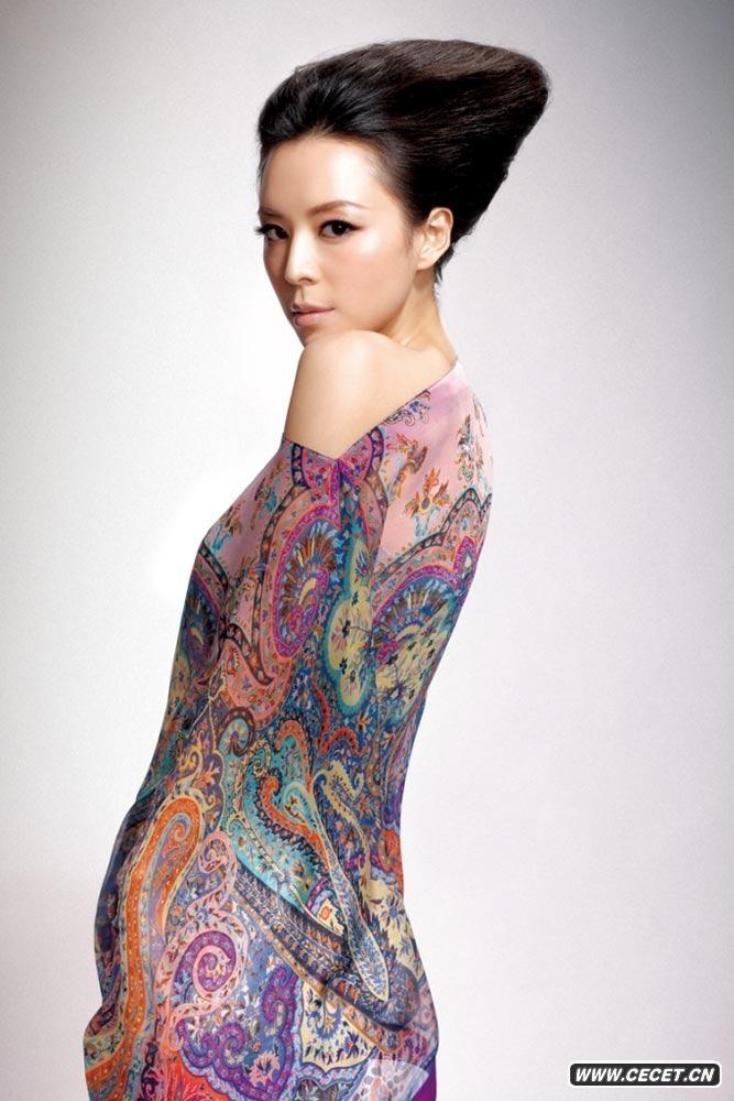 張靜初赴港拍時(shí)尚大片