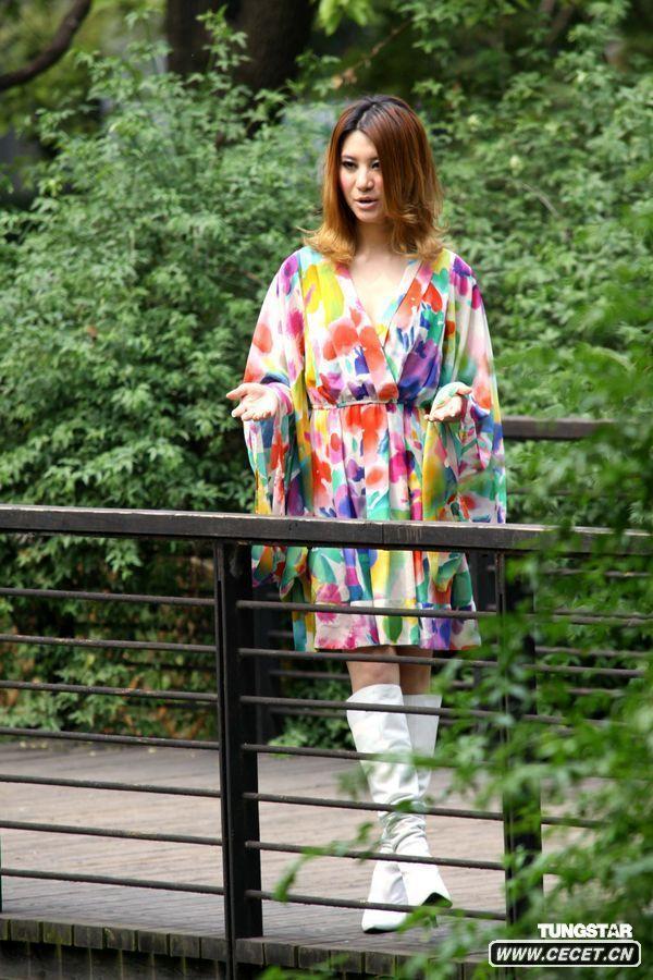 尚雯婕濃妝艷抹拍MV