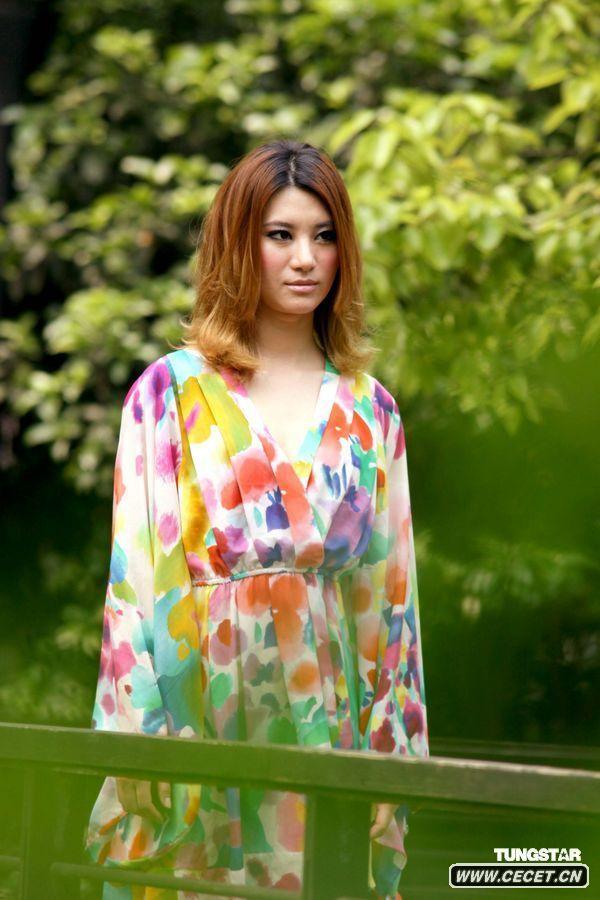 尚雯婕濃妝艷抹拍MV