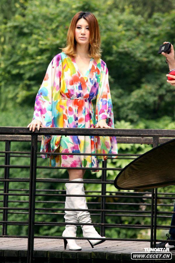 尚雯婕濃妝艷抹拍MV