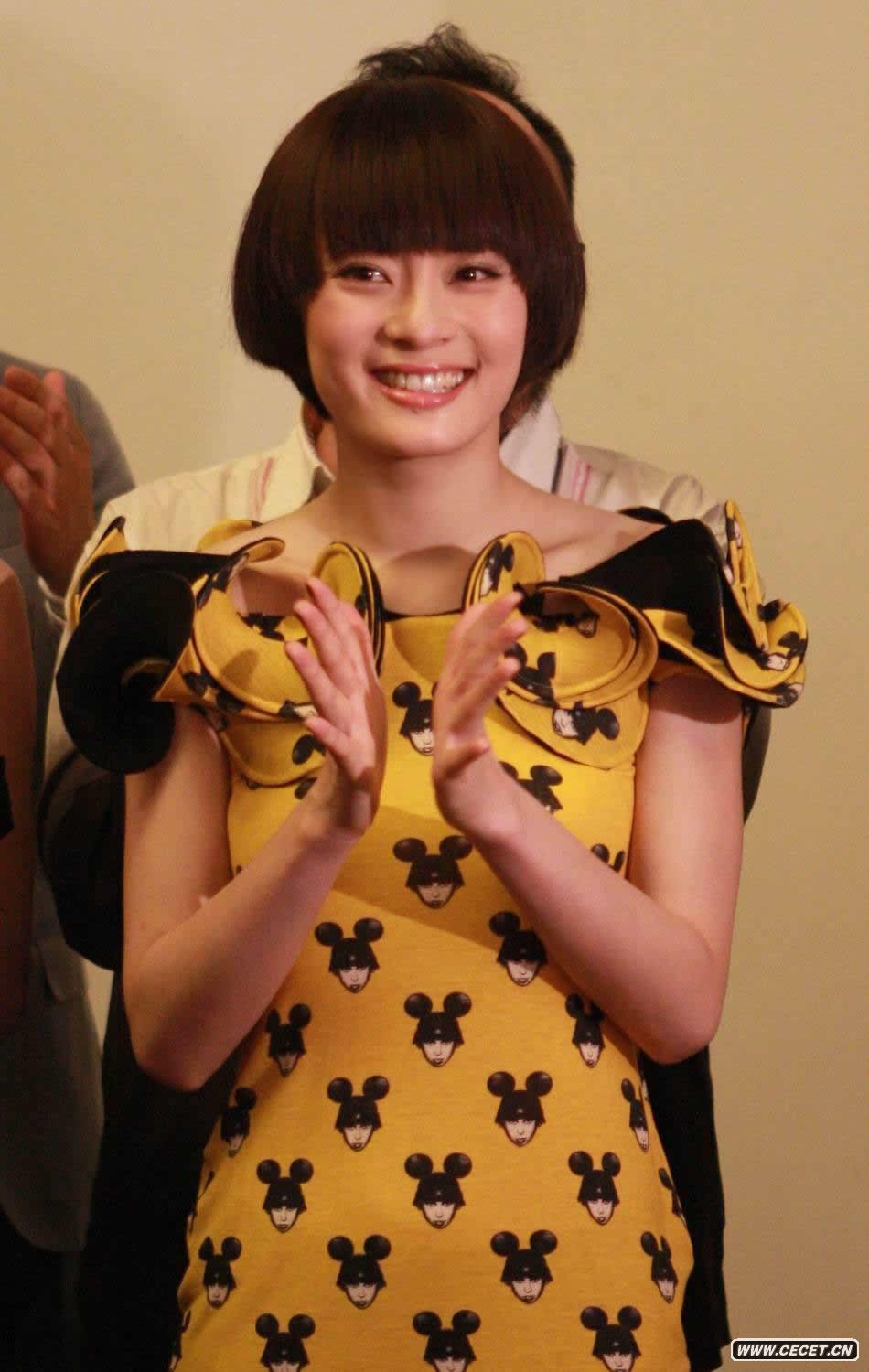 孫儷小洋裝助陣藝術(shù)展