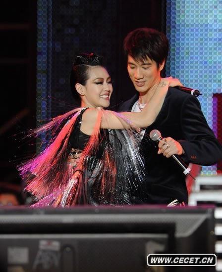 小S與王力宏親密貼面