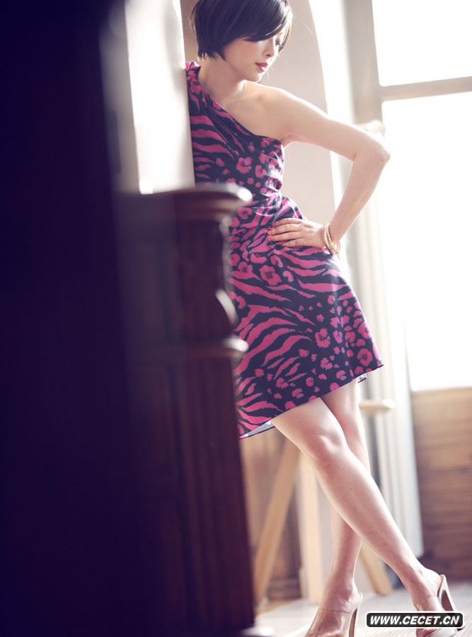 袁莉拍寫(xiě)真秀曲線(xiàn)身材