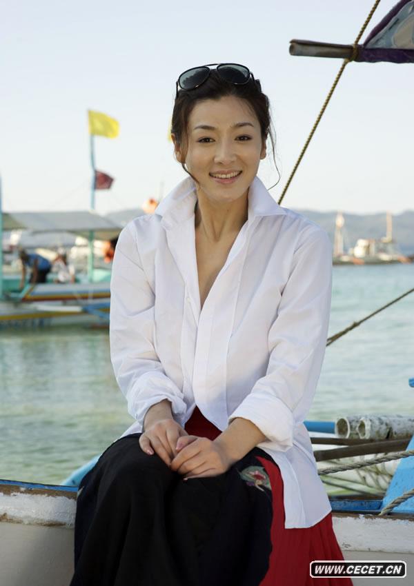 何彥霓夏日清新寫(xiě)真