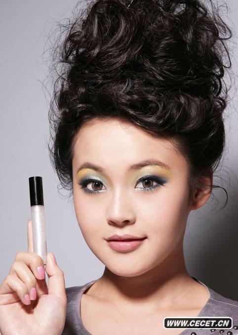 張佳寧寫(xiě)真玩性感誘惑