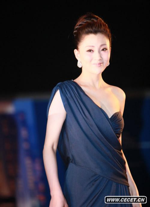 殷桃抹胸禮服性感迷人