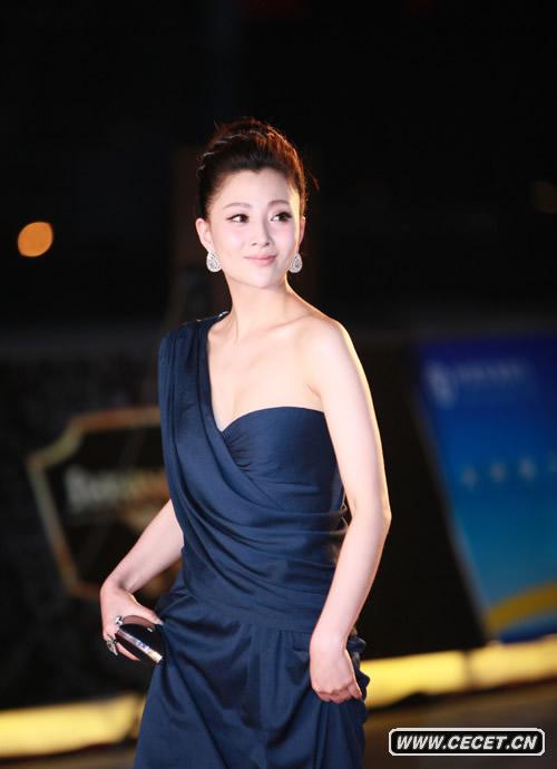 殷桃抹胸禮服性感迷人