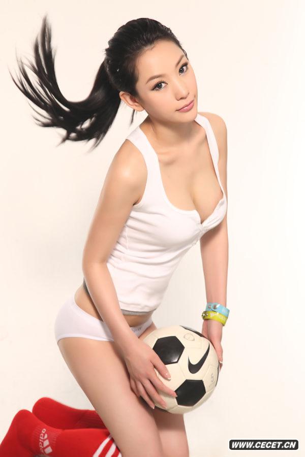 徐黛妮上演雷人版足球寶貝