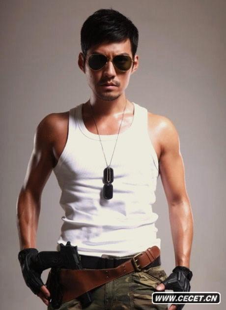 嚴寬寫(xiě)真凸顯男性魅力