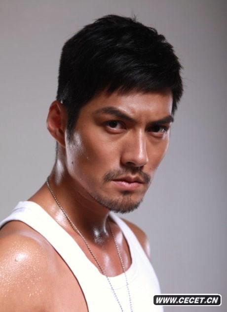 嚴寬寫(xiě)真凸顯男性魅力