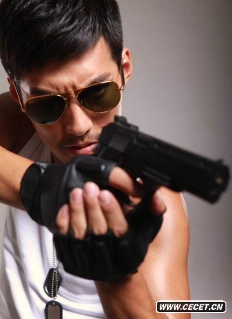 嚴寬寫(xiě)真凸顯男性魅力