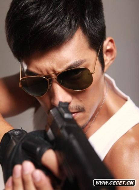 嚴寬寫(xiě)真凸顯男性魅力