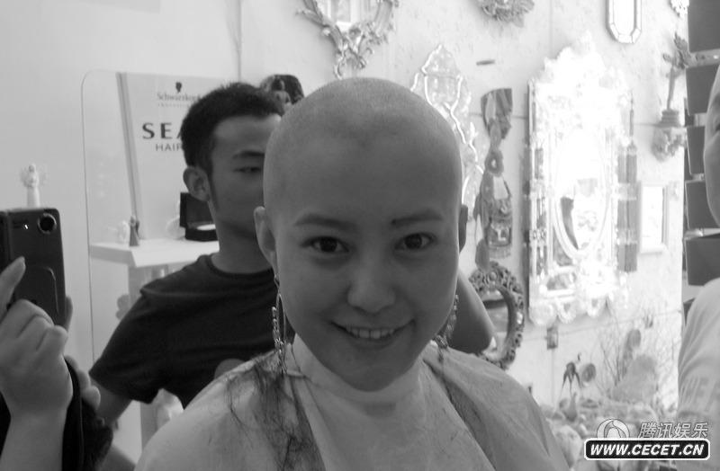 郝蕾為攝影展忍痛剃光頭