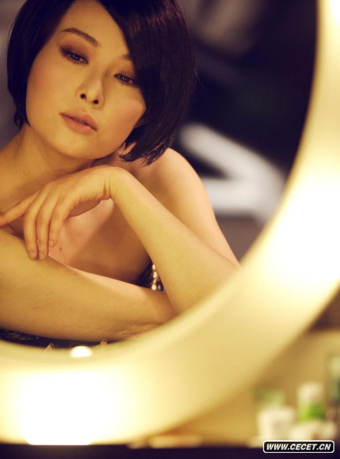 袁莉性感演繹鏡中花