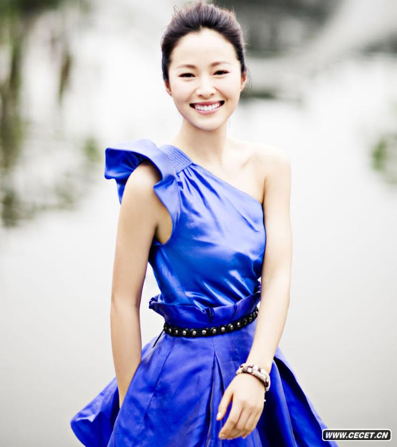 藍衣飄飄展童真