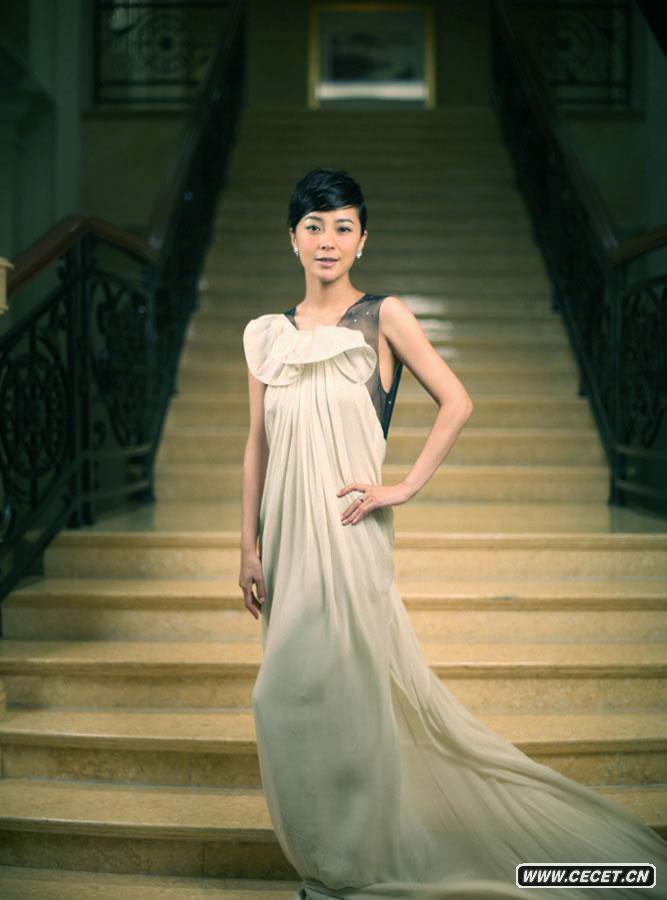 蘇巖魅力寫(xiě)真優(yōu)雅綻放