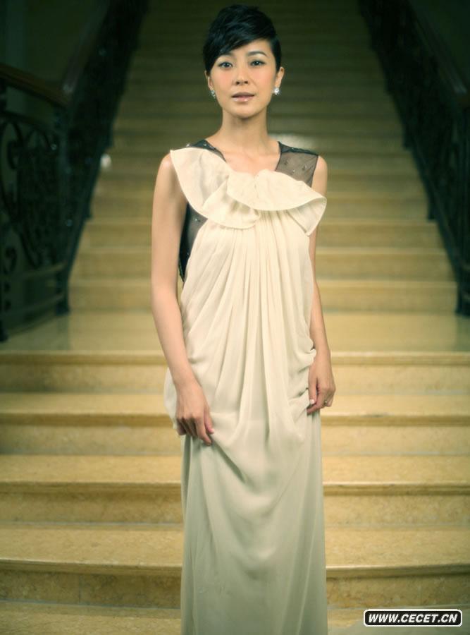 蘇巖魅力寫(xiě)真優(yōu)雅綻放