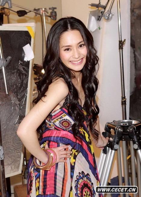 阿嬌深V領(lǐng)洋裝飄逸長(cháng)裙蕩秋千