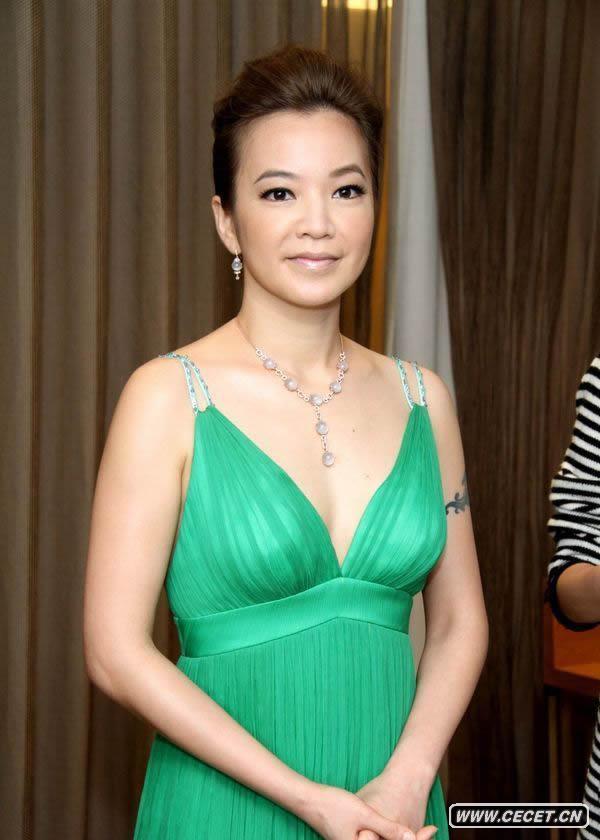 阿雅大露背禮服扮貴婦