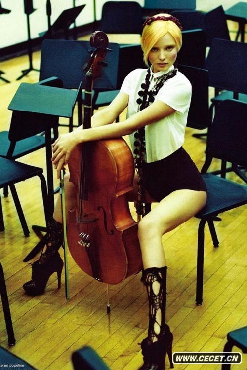 米蘭達可兒制服寫(xiě)真