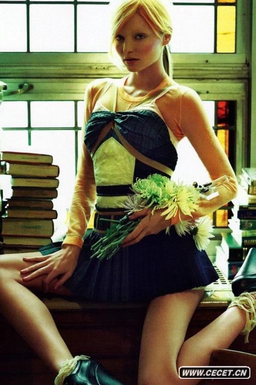 米蘭達可兒制服寫(xiě)真