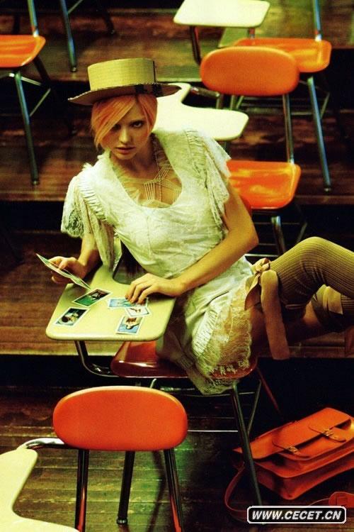 米蘭達可兒制服寫(xiě)真