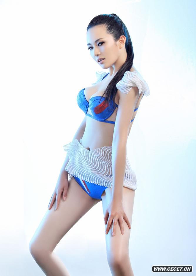 孟茜拍寫(xiě)真大秀翹臀